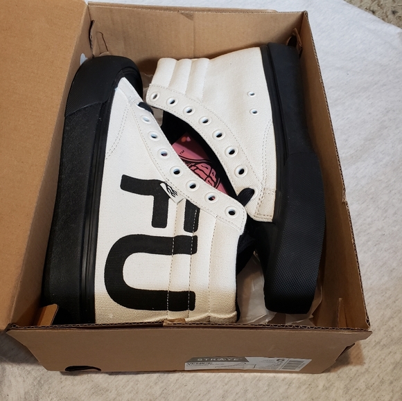 STRAYE - Picture 6 of 6